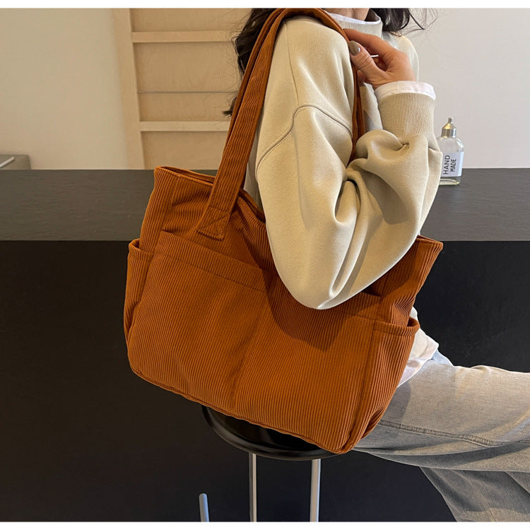 Multifunktionale Schultertasche mit Großen Außenfächern Brehn