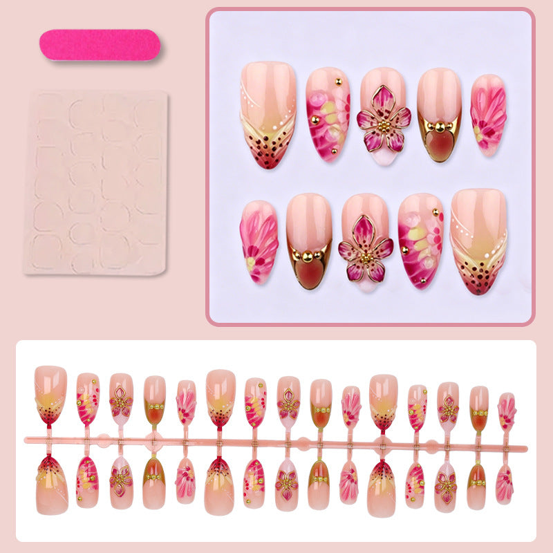 Kunstnagelset mit floralen Akzenten und funkelnden Details Brehn