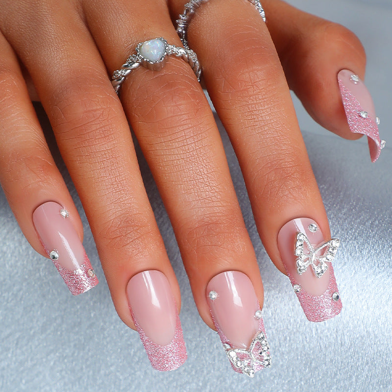 Kunstnagelset mit funkelnden Glitzerakzenten und eleganten Schmetterlingsmotiven Brehn