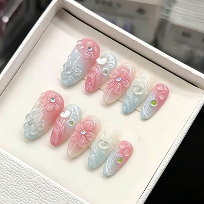 Kunstnagelset mit elegantem Farbverlauf und floralem Design Brehn