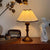 Klassische Stoffschirm-Tischlampe
