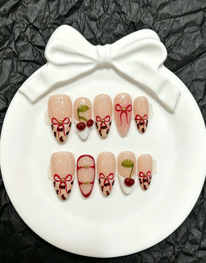Dekoratives Press-On Nagelkunst-Set mit floralen und verspielten Designs