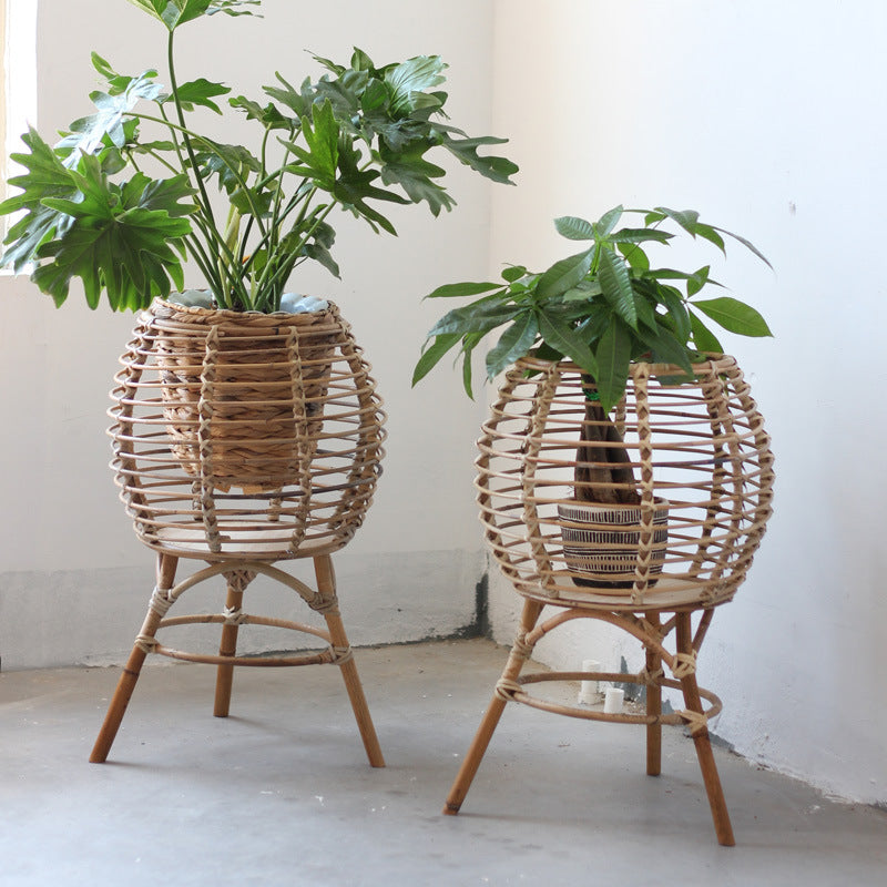 Handgefertigter Rattan-Hocker Brehn