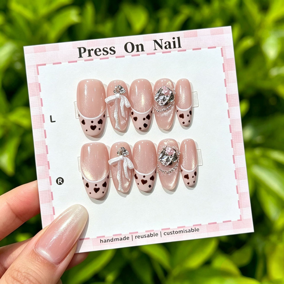 Künstlerisches Press-On Nail Art Set mit niedlichen Charakteren und Schleifenakzenten
