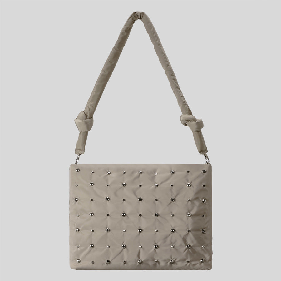 Dekorativer gesteppter Handtasche