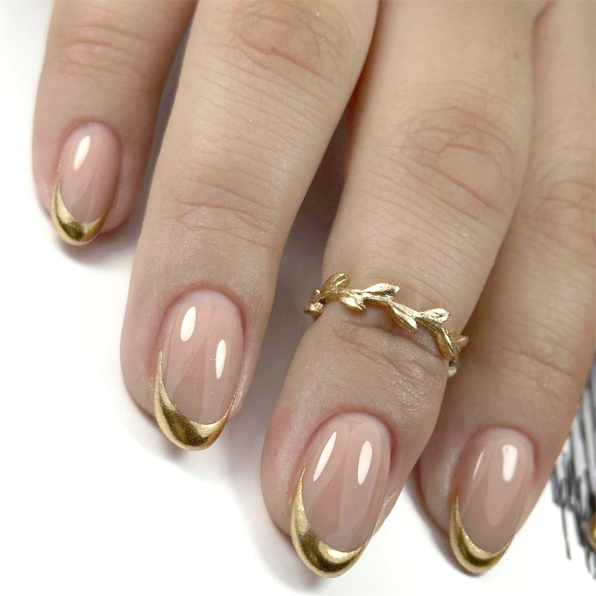 Elegante goldfarbene French-Nagelkunst Brehn
