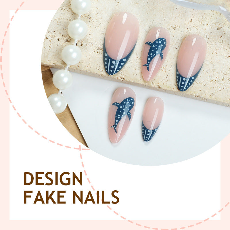 Kreatives Nagelset mit maritimem Design Brehn