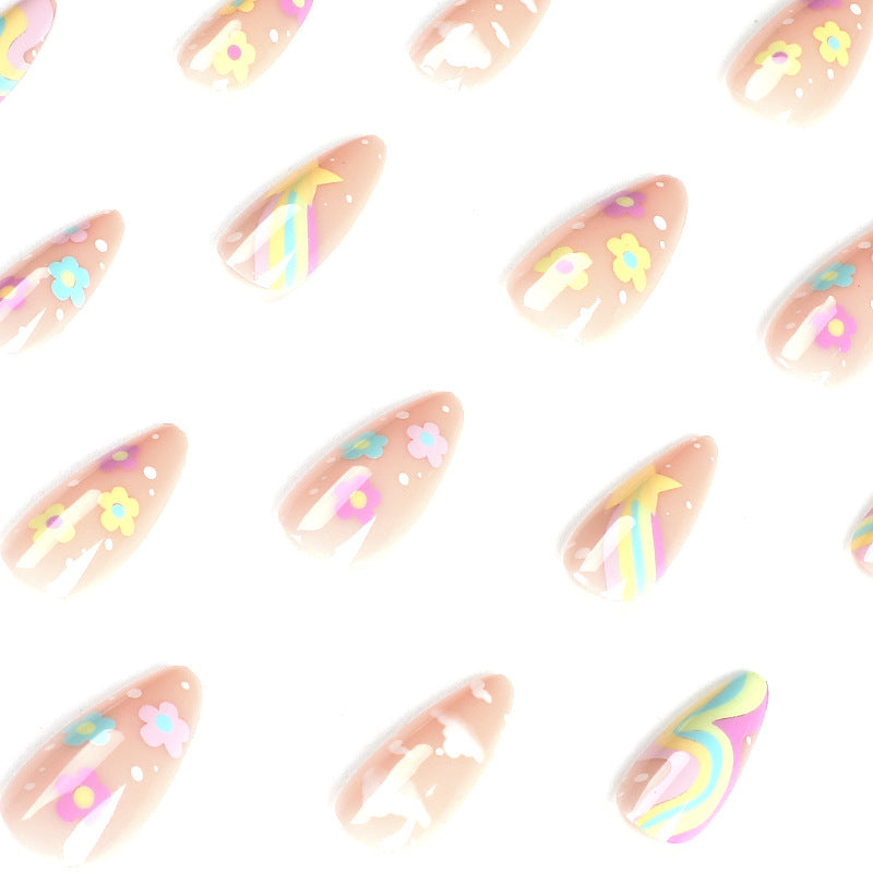 Kunstvolle Nagelkunst mit fröhlichen Motiven und bunten Akzenten Brehn