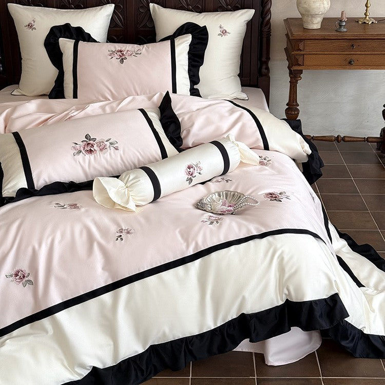 Luxuriöses besticktes Bettwäsche-Set aus Baumwollsatin mit Rüschen und Zierkissen
