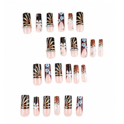 Künstlerisches Floral Press-On Nageldesign