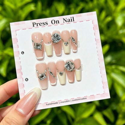 Anpassbares Press-On Nagelkunst-Set mit stilvollen Edelstein-Akzenten