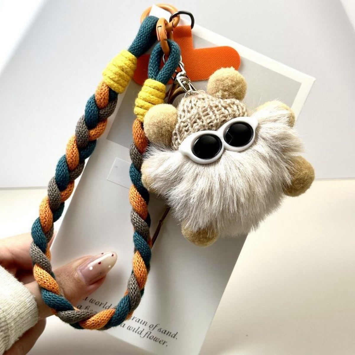 Niedlicher Plüschkreatur Schlüsselanhänger mit buntem geflochtenem Lanyard Brehn