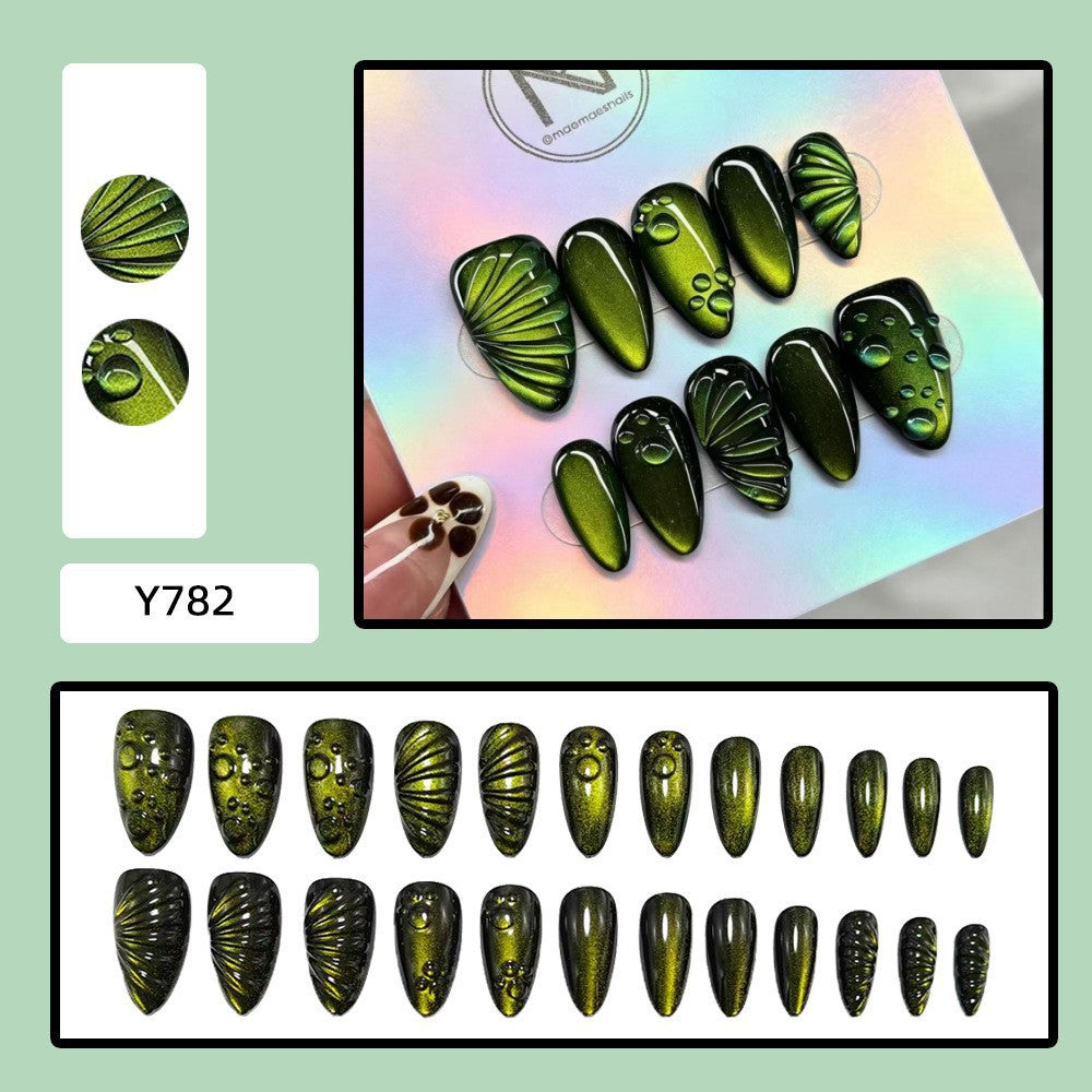 Kunstvoller Nagelspitzen Set mit Blattakzenten Brehn