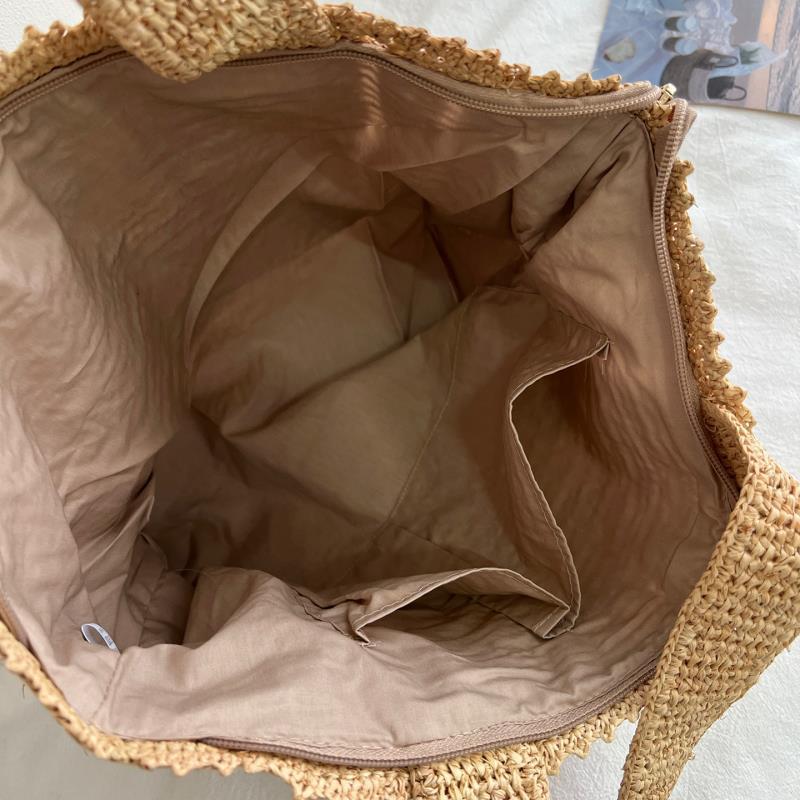 Handgefertigte Strohtasche mit Floralen Details Brehn