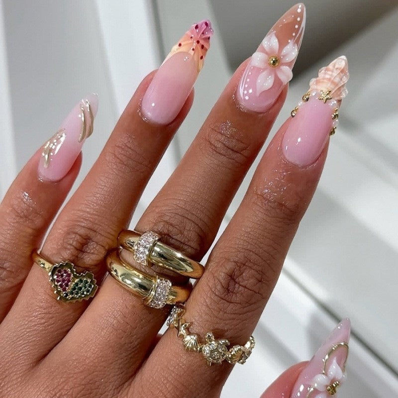 Kunstnagelset mit luxuriösen 3D-Blüten und edlen Akzenten Brehn