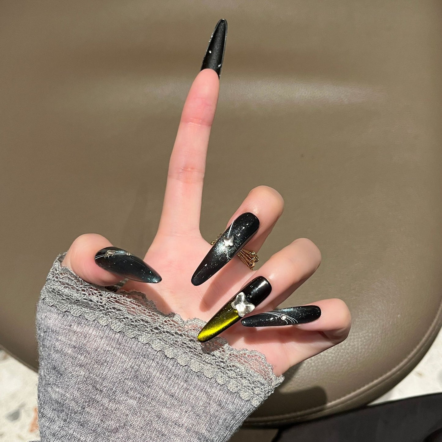 Künstlerische Stiletto-Nagelerweiterungen mit metallischen Akzenten Brehn