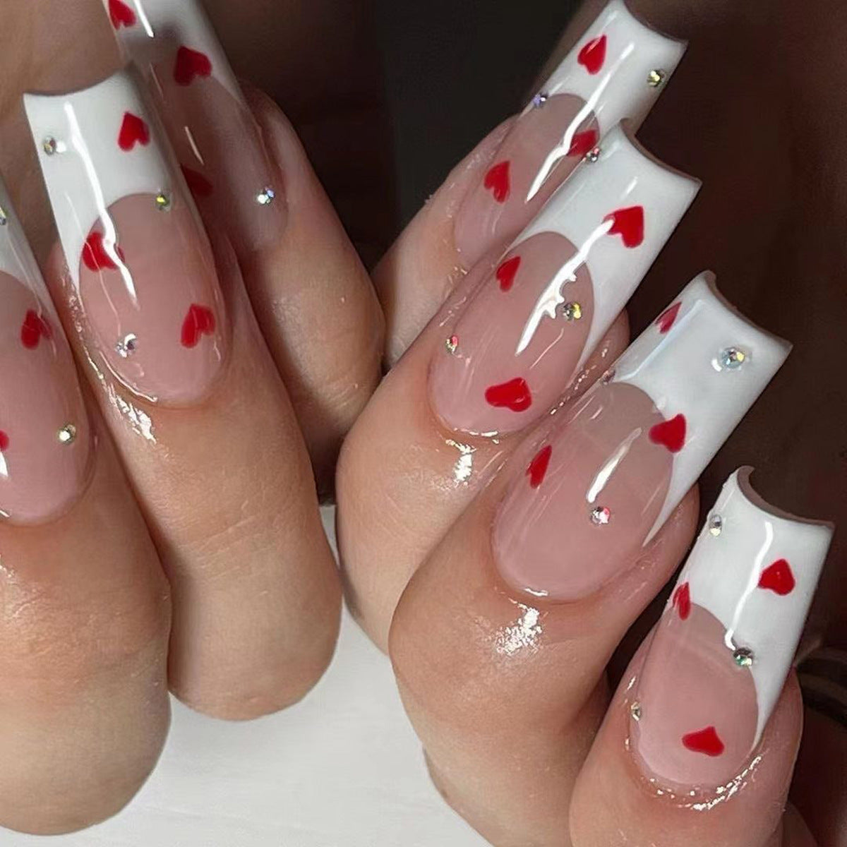 Kreative Nagelkunst mit Herzdesign Brehn