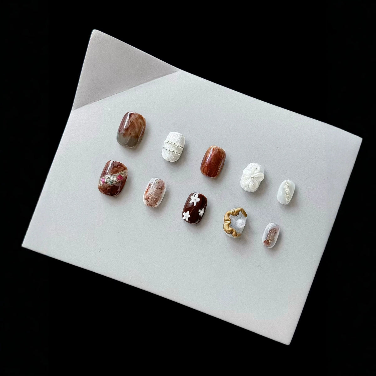 Künstlerisches Press-On-Nagelset mit einzigartigen Texturen und Designs