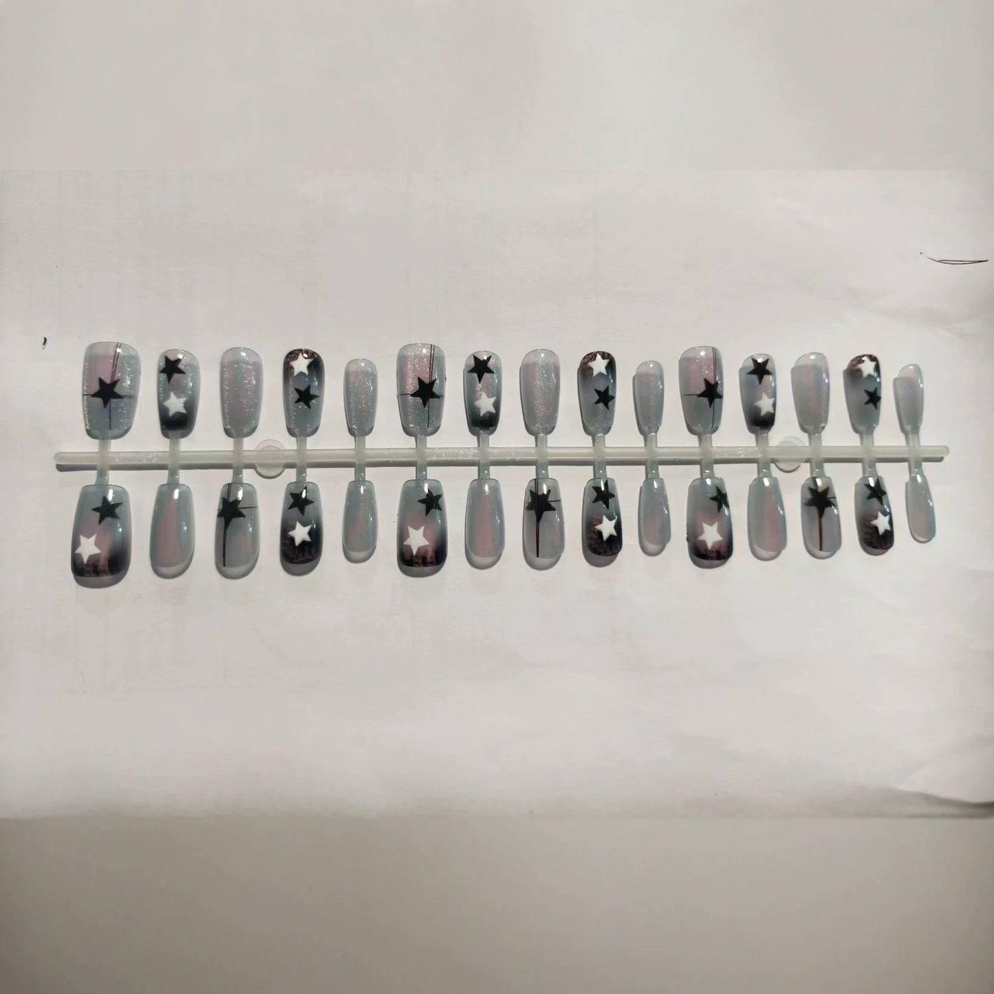 Künstlerisches Sternmuster Press-On Nagelset Brehn