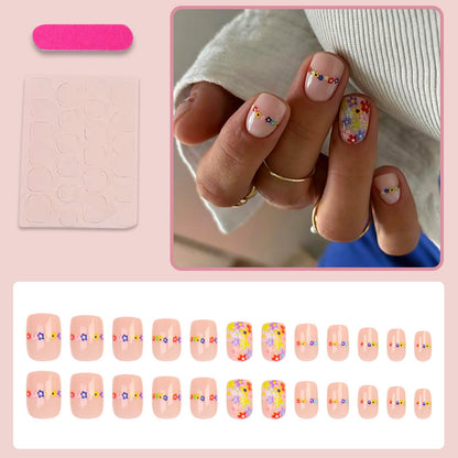 Kunstnagelset mit floralen Designs und hochwertigen Verzierungen Brehn