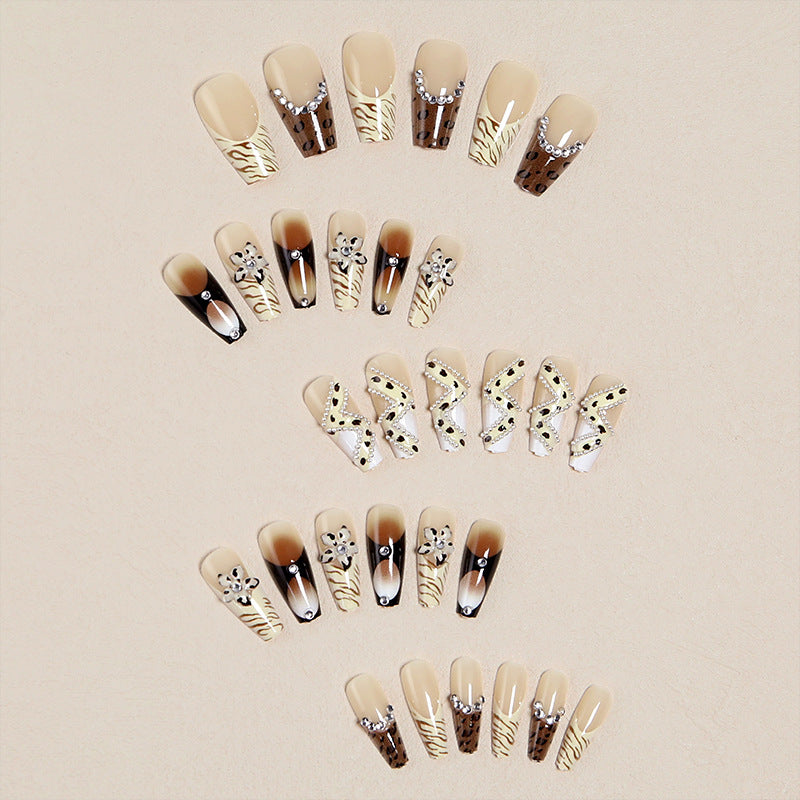 Glamouröses Nagelset Brehn