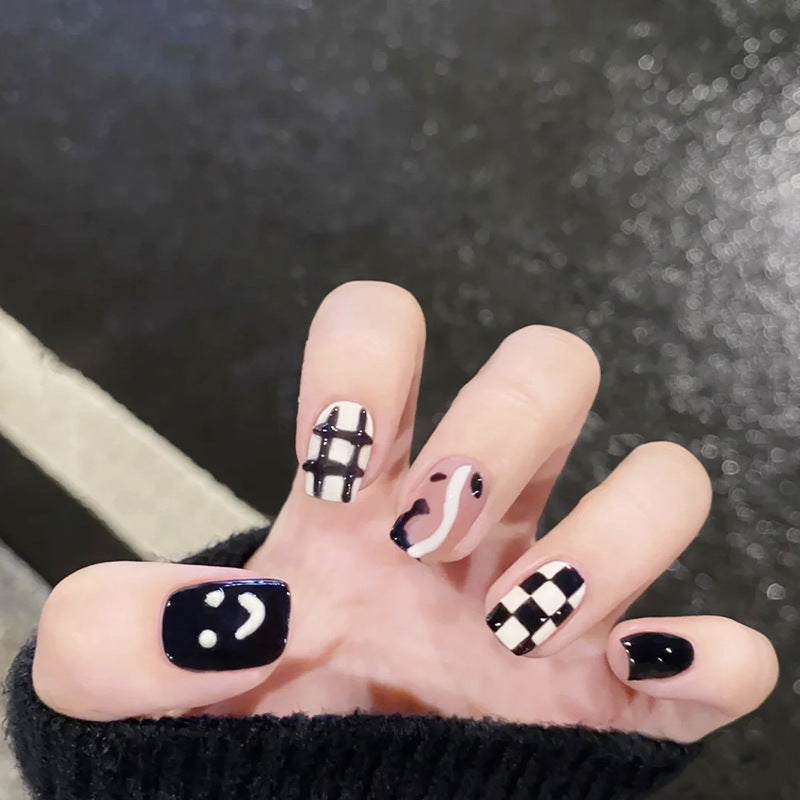 Kreatives Kunstnagelset mit modernen geometrischen Mustern Brehn