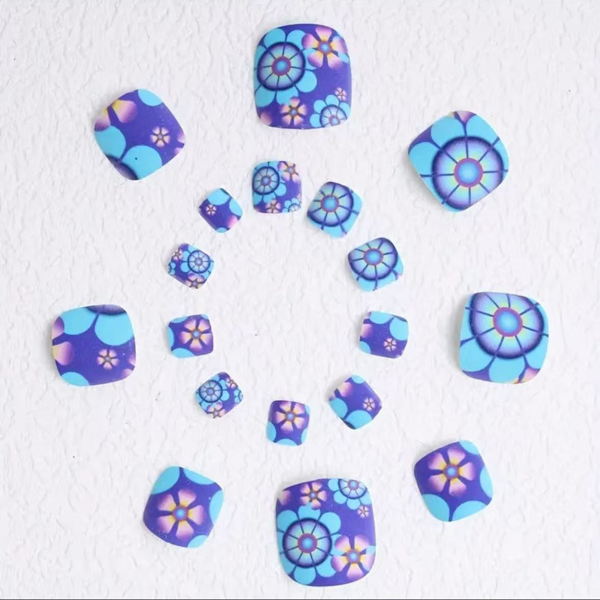 Fußnagelkunstset mit floralen Designs und mattem Finish Brehn