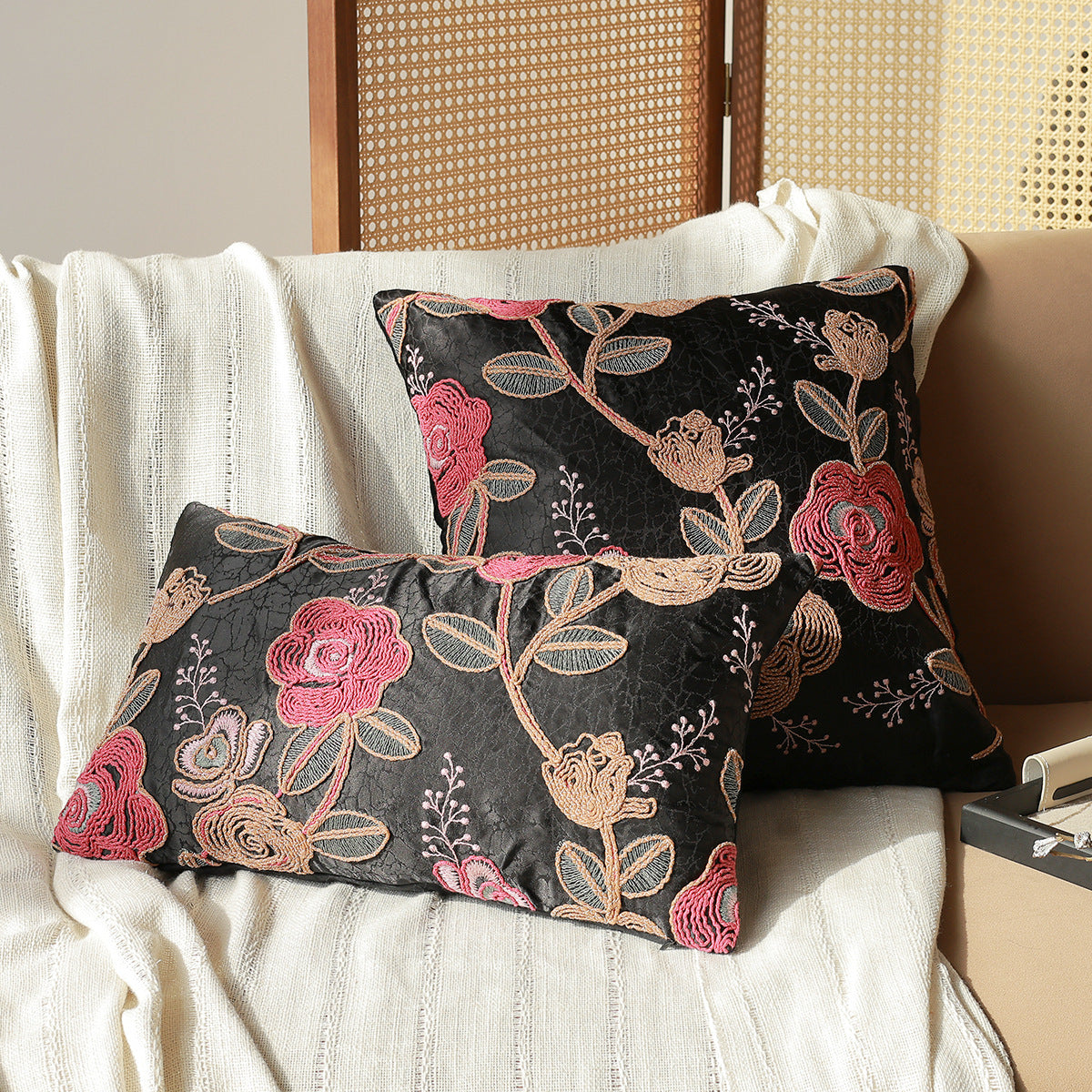 Exquisites Dekorationskissen mit floralem Stickdesign