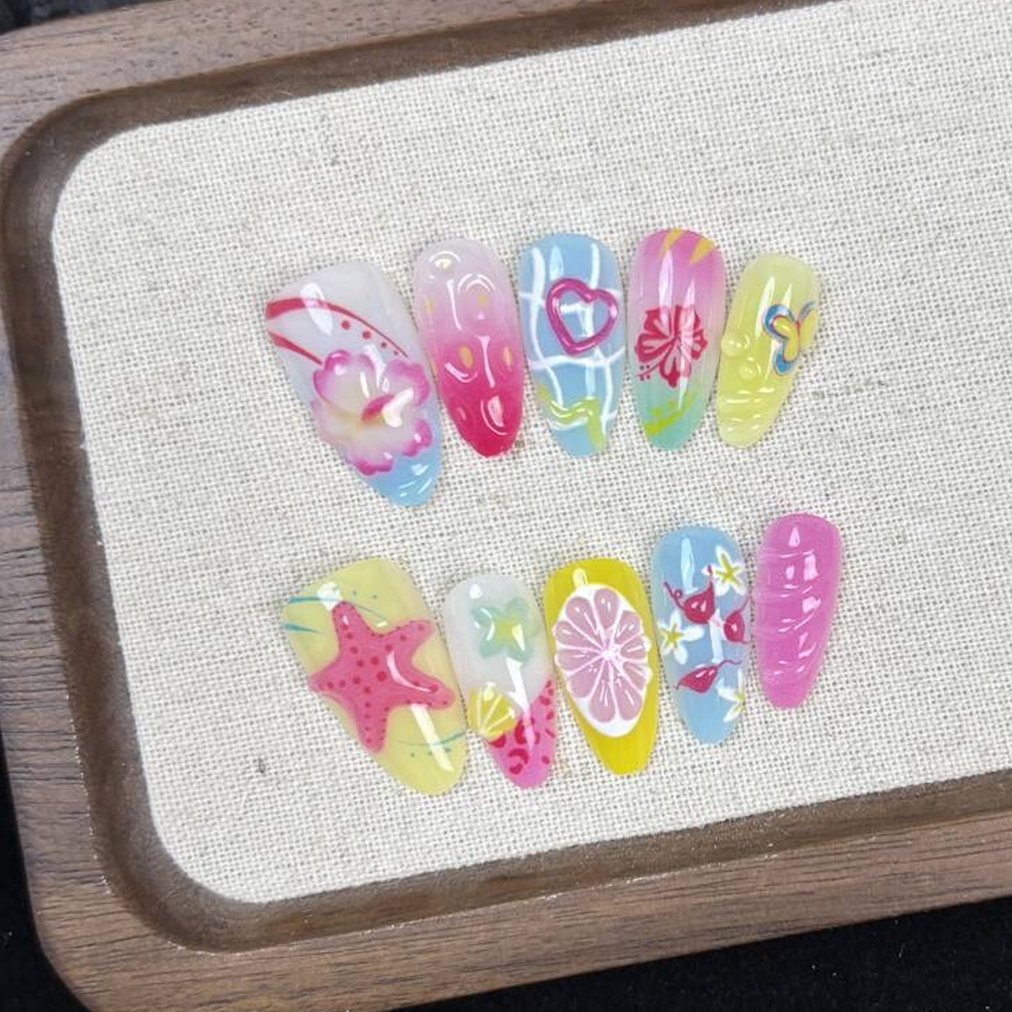 Künstlerisch thematisierte Press-On Nageltips Brehn