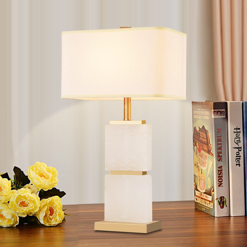 Moderne dekorative Tischlampe mit Marmorfuß und elegantem Schirm