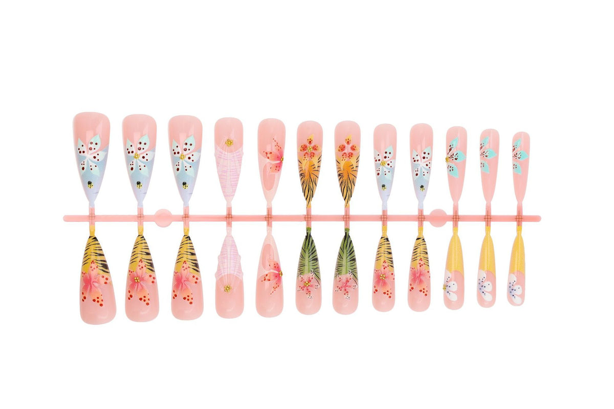 Kunstnagelset mit eleganten floralen Designs Brehn