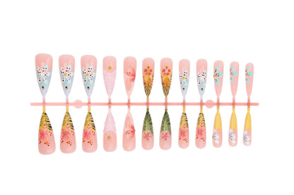 Kunstnagelset mit eleganten floralen Designs Brehn