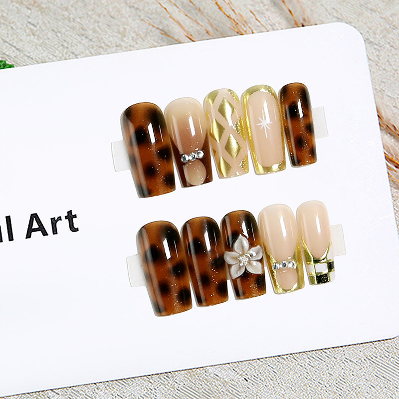 Elegante Kunstnägel mit floralen und glitzernden Details Brehn