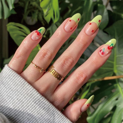 Kunstvolle Press-On Nägel mit fruchtigem Design Brehn