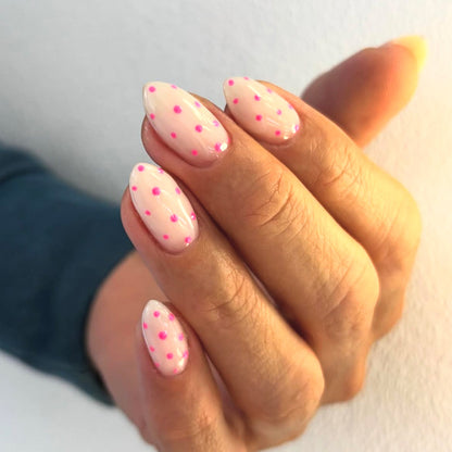Kunstnagelset mit verspielten Punkten und elegantem Design Brehn