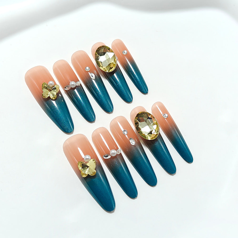 Glamouröse Kunstnägel mit Elegantem Ombre-Effekt und Hochwertigen Verzierungen Brehn