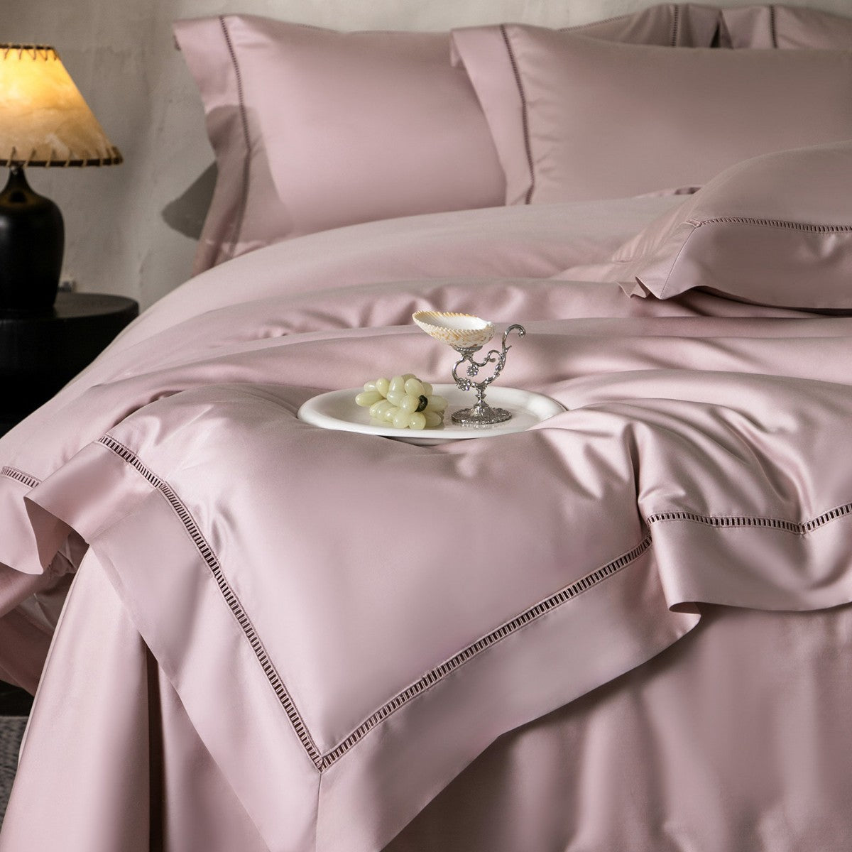 Luxuriöses seidiges Satin Bettdeckenbezug-Set mit Leiterstich-Saum und dekorativer Rüsche