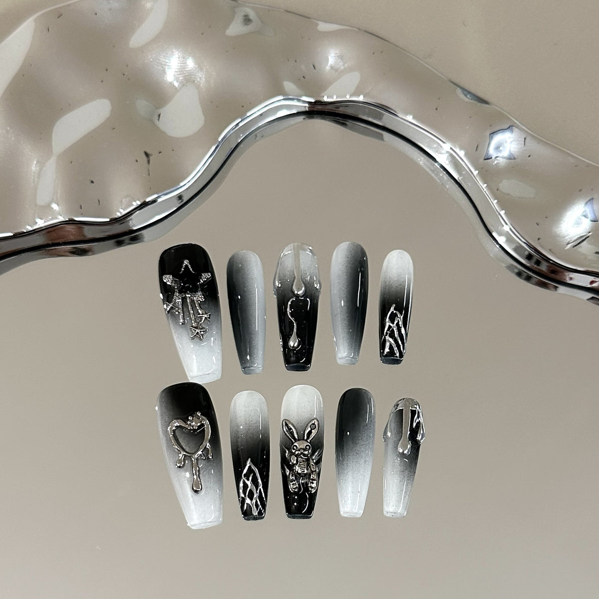 Künstlerisches gotisches Press-on-Nageldesign