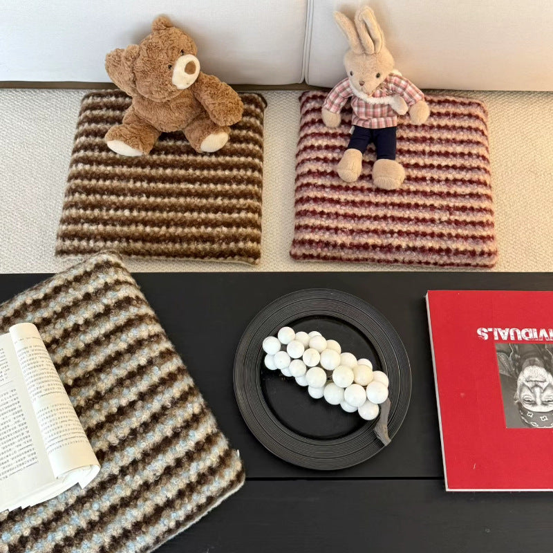 Gestricktes Dekokissen mit Wollmischung und Retro-Streifenstruktur