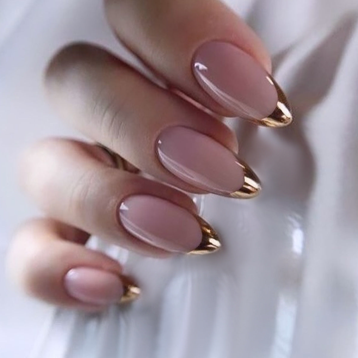 Elegante Press-On-Nagelset mit goldbeschichtetem Design Brehn