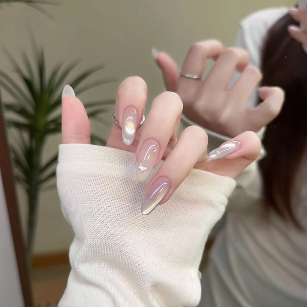 Glitzernde French Tip Nagelverlängerungen