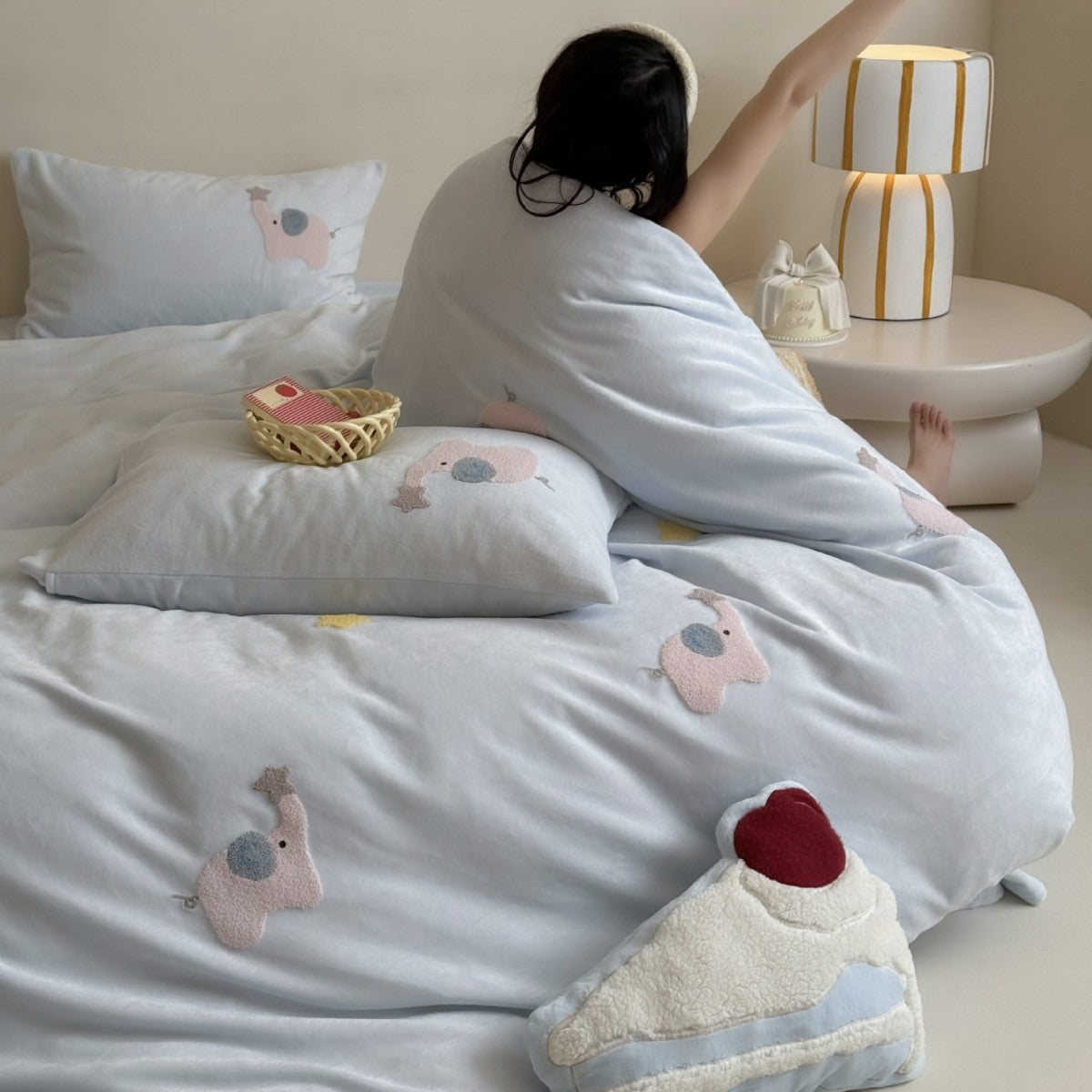 Kinder-Bettwäsche-Set aus feinem Baumwollsatin mit aufgesetzten Elefanten-Applikationen und Kuschel-Steppdecke Brehn