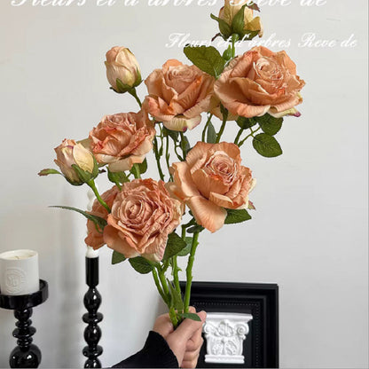 Lebensechte Rosenblütenanordnung