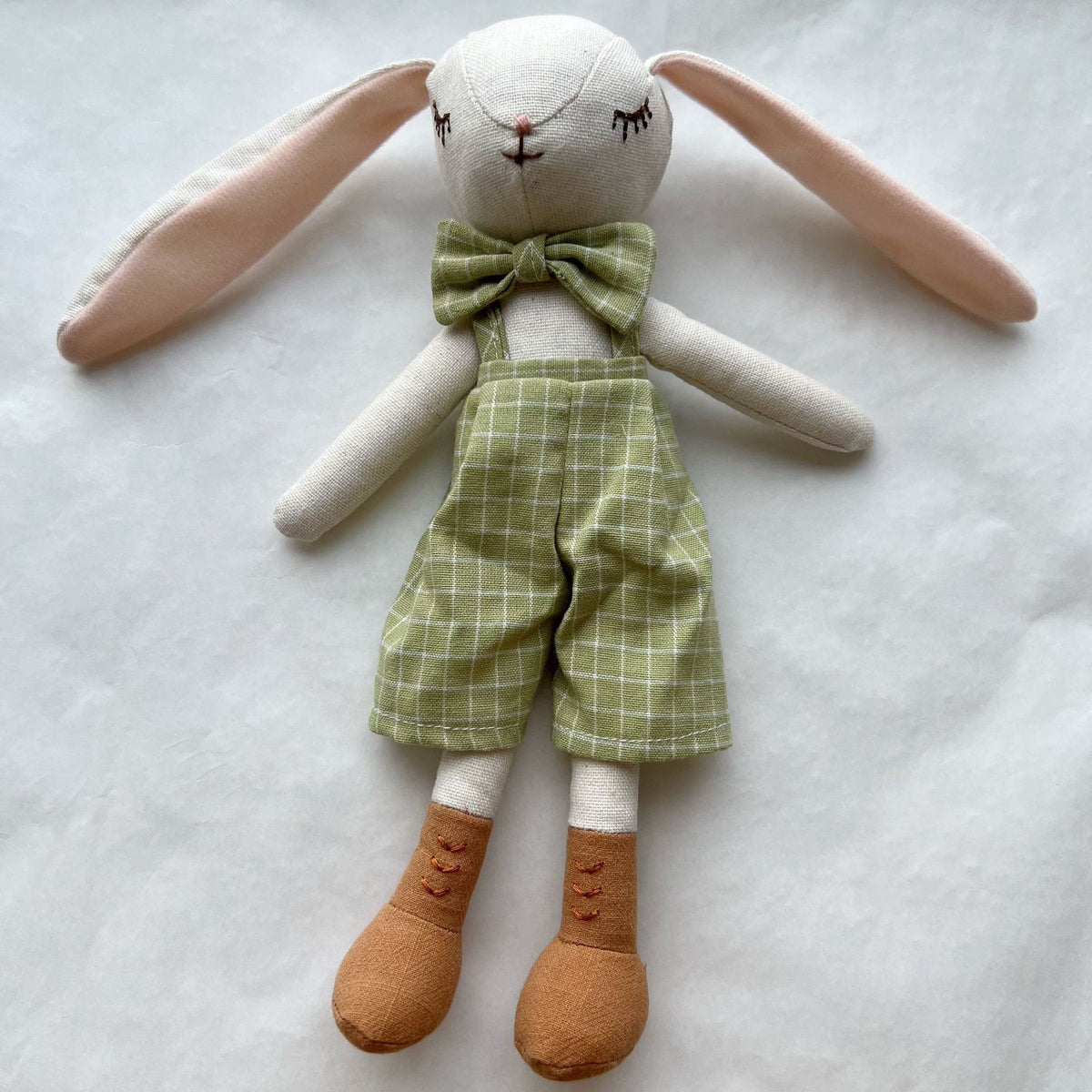 Weiche Leinenhase Puppe Paar mit abnehmbaren vintage-inspirierten Outfits
