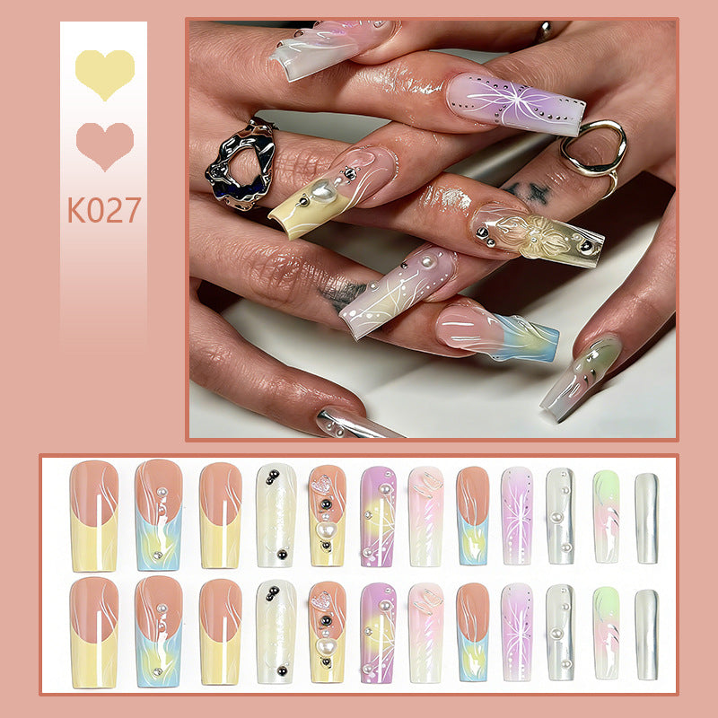 Kunstnagelset mit eleganten floralen und glitzernden Akzenten Brehn