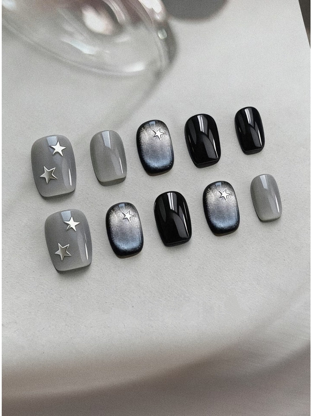 Dekoratives Press-On Nagelkunst Set mit Sternakzenten