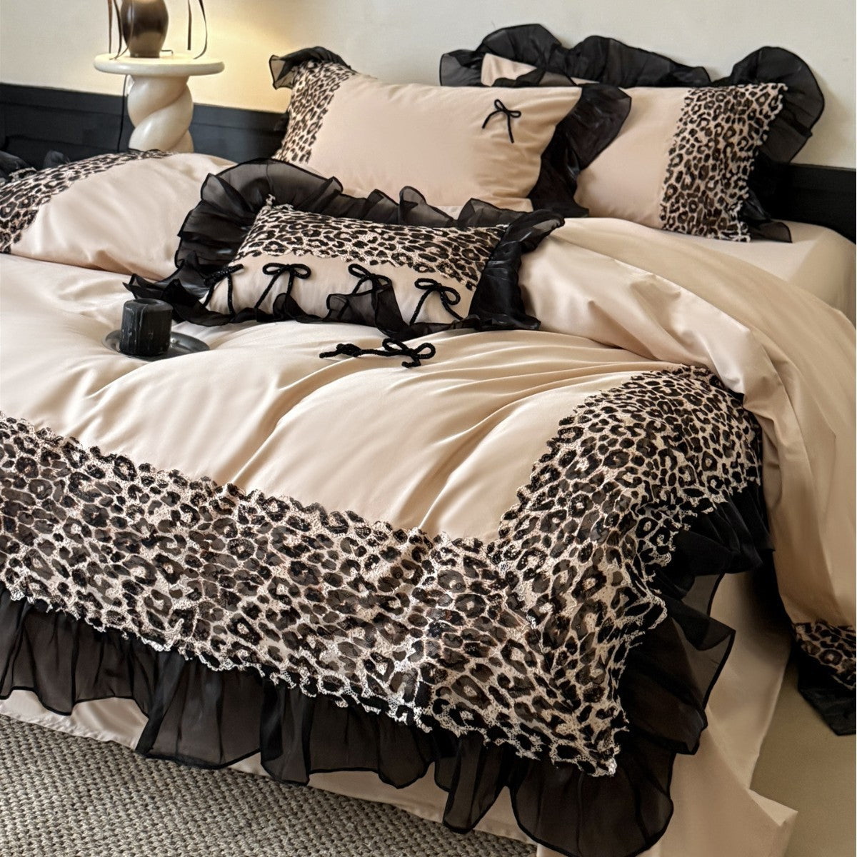 Satin-Feeling Leoparden Spitze Trim Rüschende Bettdeckenbezug Set mit Dekorativem Schleifen Kopfkissenbezügen