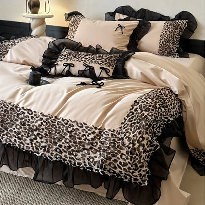 Satin-Feeling Leoparden Spitze Trim Rüschende Bettdeckenbezug Set mit Dekorativem Schleifen Kopfkissenbezügen