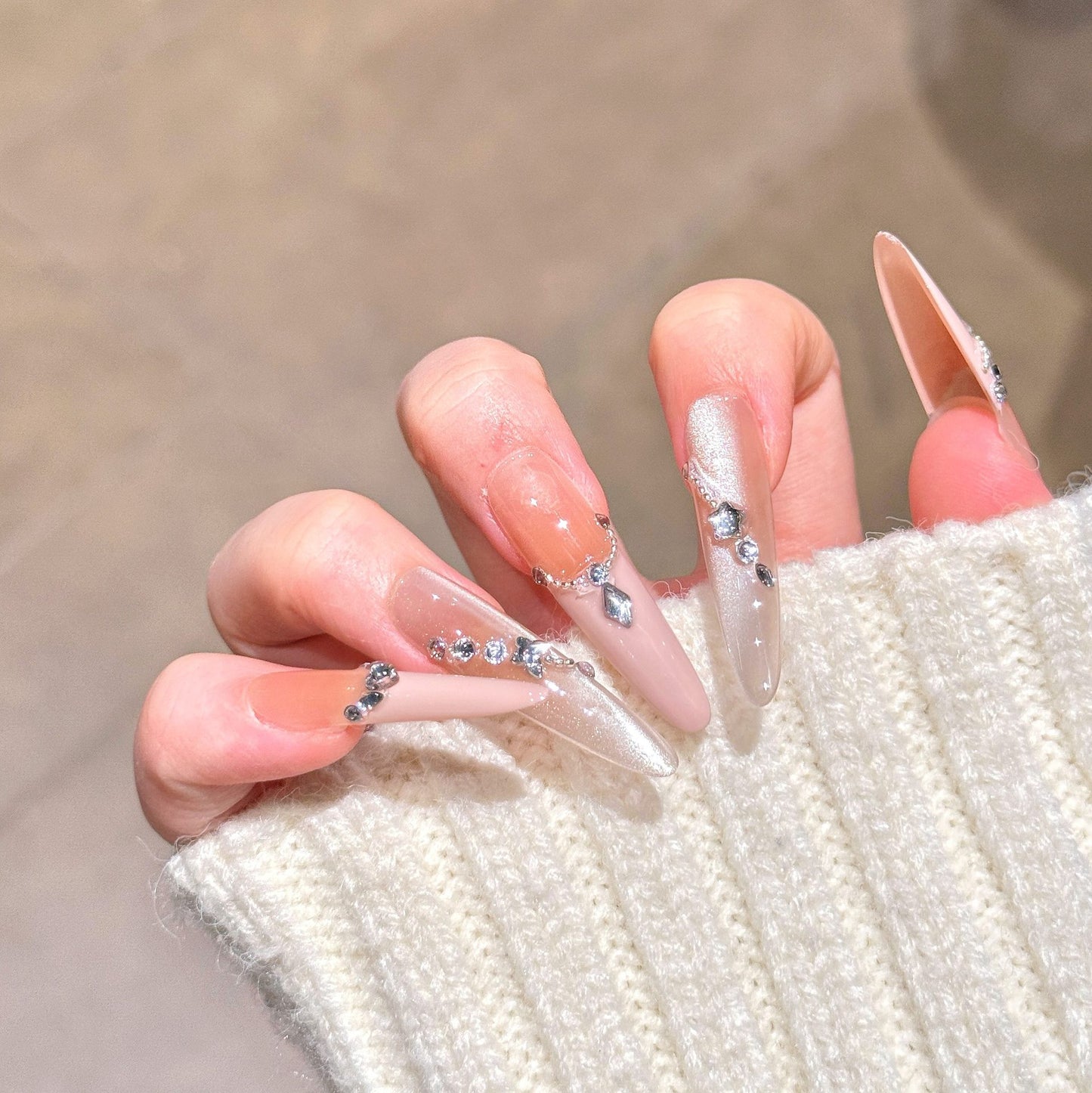 Glamouröse mit Strass verzierten Press-On-Nagelerweiterungen Brehn