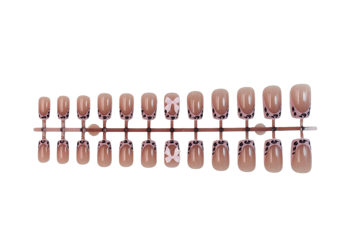 Kunstnagelset mit verspielten Schleifen und modernen Akzenten Brehn